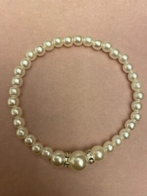 Elastiskt armband med vita pärlor och strassdetaljer i silver