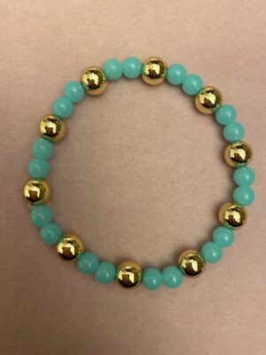 Elastiskt armband med havsblå och guldiga pärlor